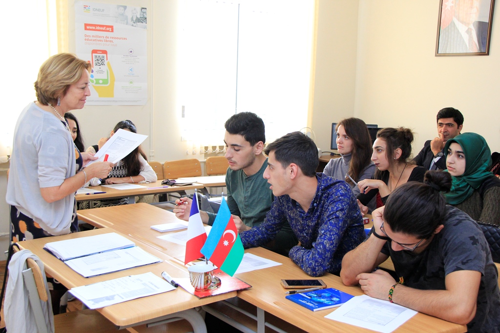 Французский преподаватель прочитал лекцию студентам Азербайджанского университета языков