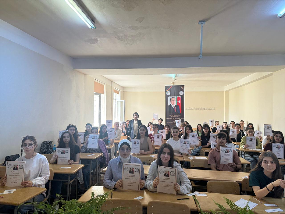 ADU-da “Ən yaxşı esse” müsabiqəsi keçirilib