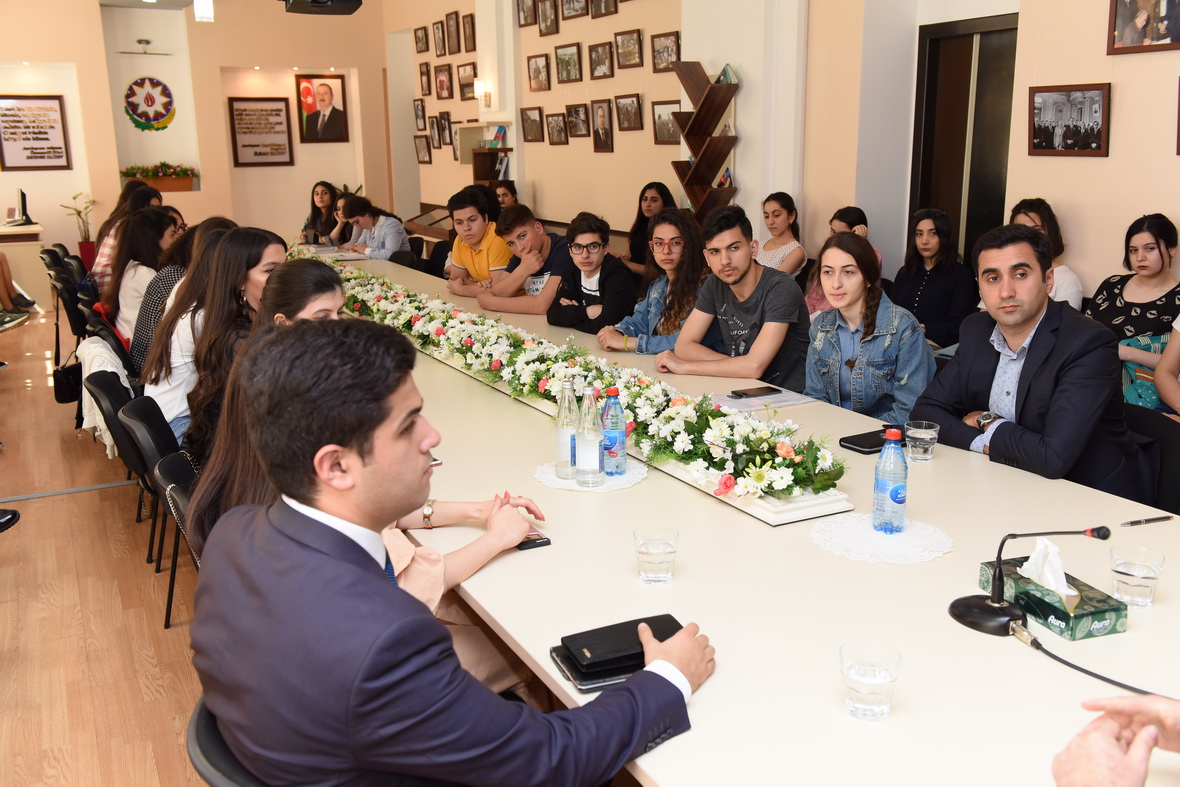 The Executive Director of the Youth Foundation Meets the Students
