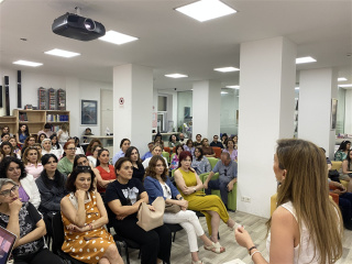 Corc Vaşinqton Universitetinin məzunu “İnteraktiv tədris metodları” haqqında təqdimat edib   