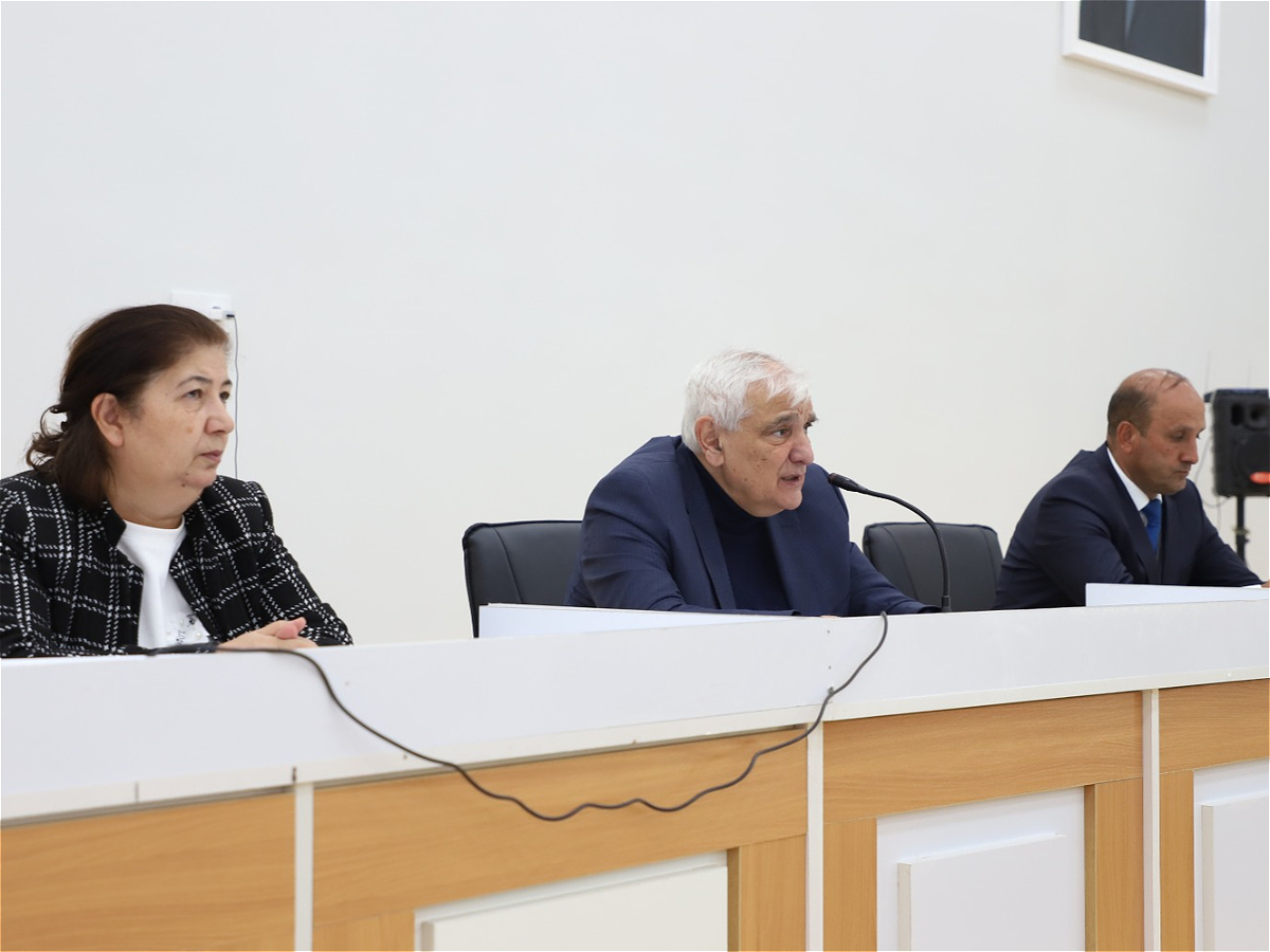 Ректор АУЯ, академик Камал Абдулла встретился со школьниками в рамках мероприятия, посвящённого «Году Конституции и Суверенитета»
