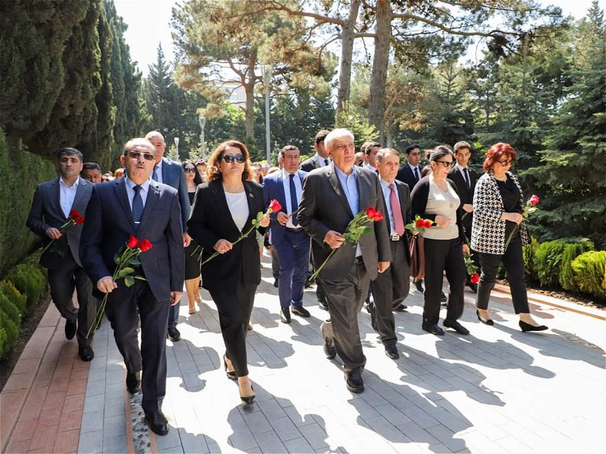 ADU kollektivi Heydər Əliyevin məzarını ziyarət etdi
