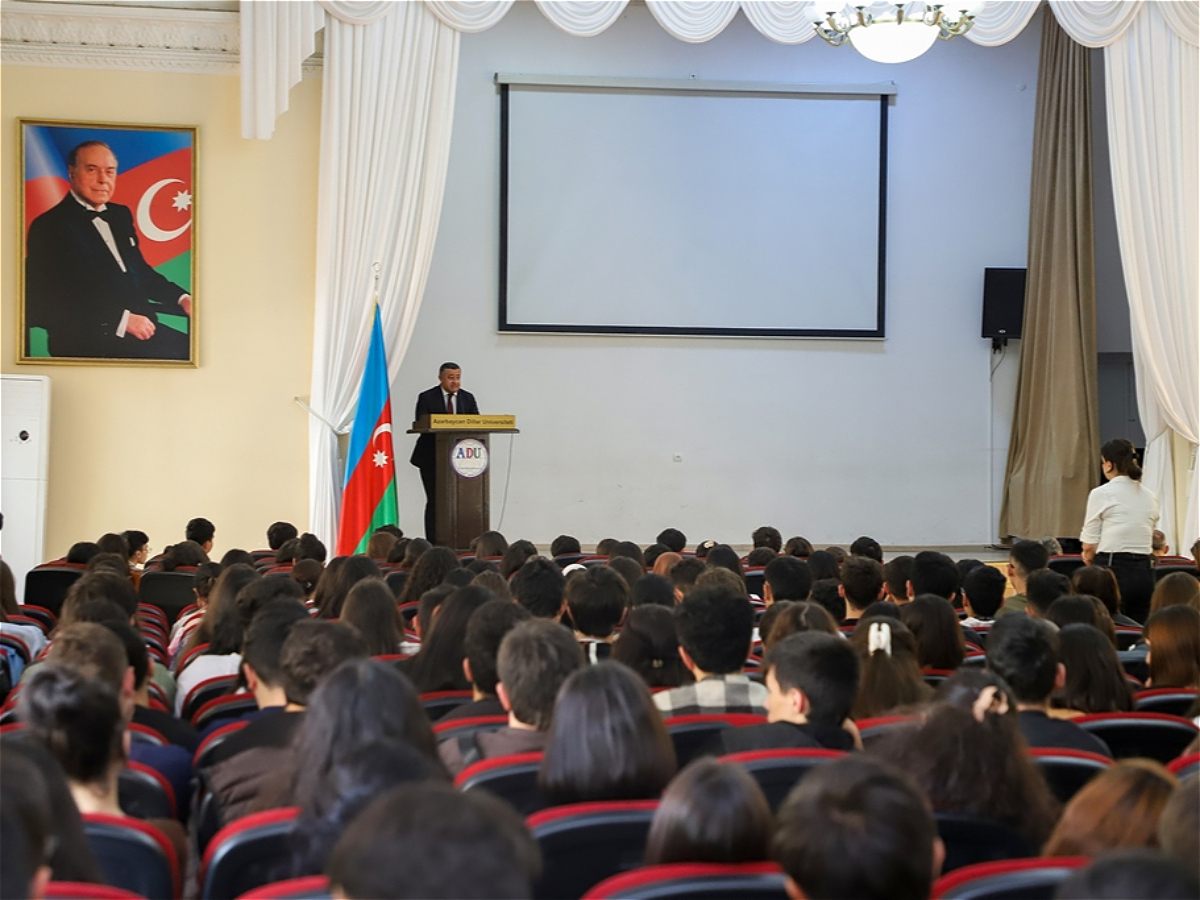 В АУЯ прошла встреча в формате «Открытый микрофон» с первокурсниками: даны ответы на вопросы студентов