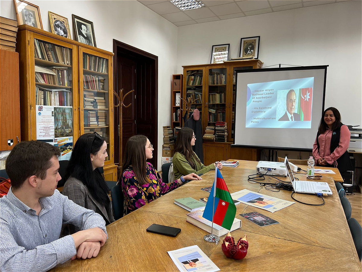Преподаватель АУЯ провела открытый урок в Ясском университете, посвящённый 100-летию со дня рождения Общенационального лидера