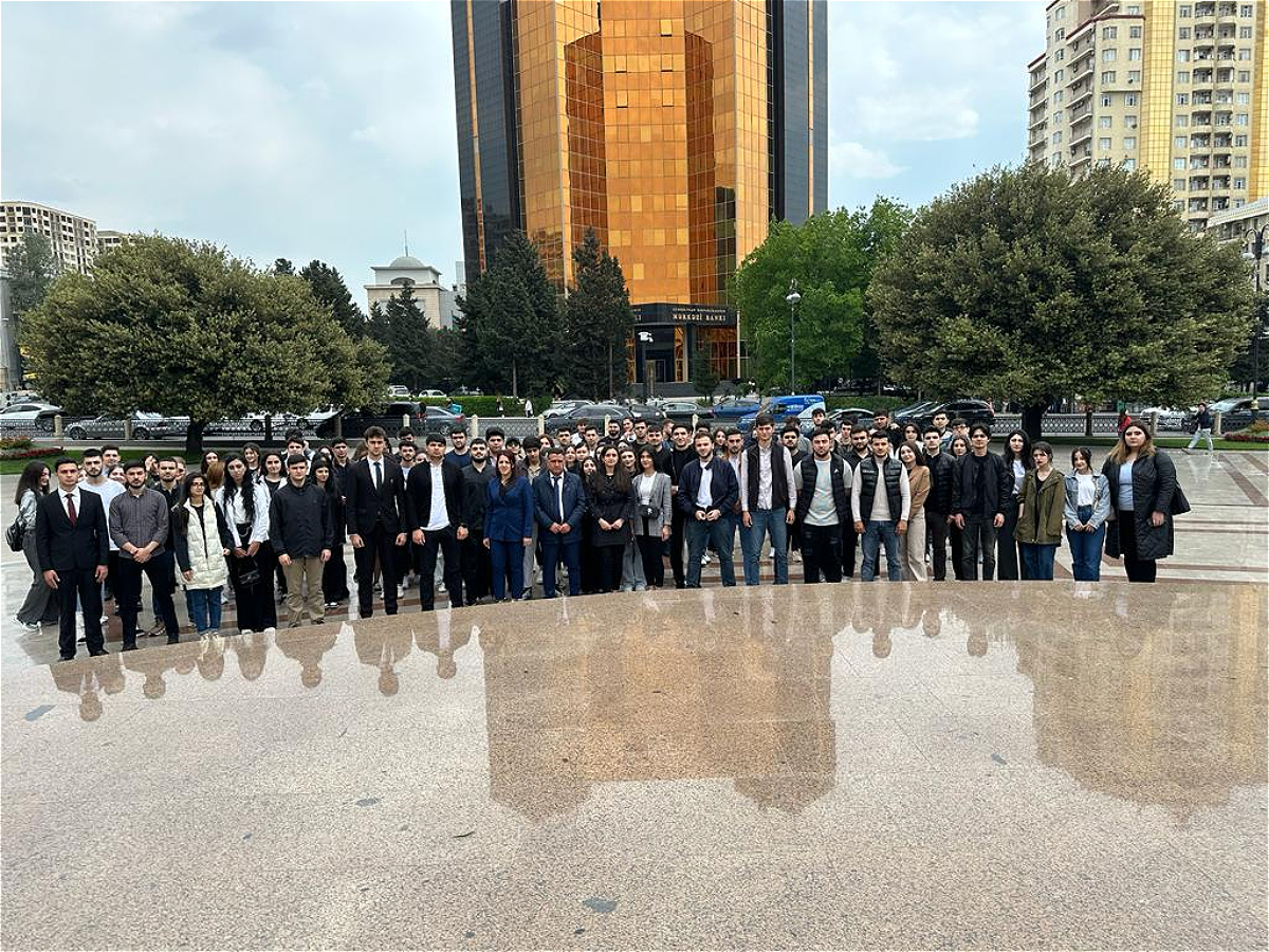 Преподаватели и студенты АУЯ посетили памятник Великому лидеру