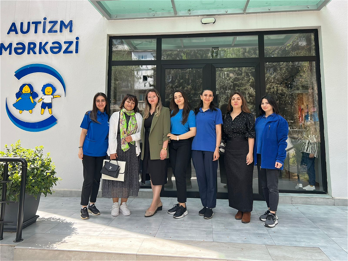Azərbaycan Dillər Universitetinin Pedaqogika kafedrasının nəzdində fəaliyyət göstərən İnklüziv Təhsil Mərkəzi və “Birgə və Sağlam” İctimai Birliyi arasında imzalanan qarşılıqlı əməkdaşlıq memorandumuna əsasən silsilə tədbirlər həyata keçirilir.