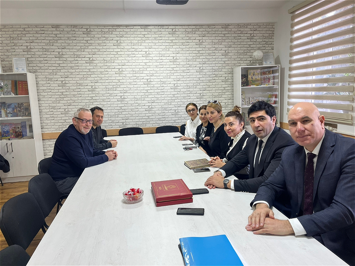 Türkiyənin Necmettin Erbakan Universitetinin Təhsil fakültəsinin professorları Prof.Dr.Hasan Yılmaz və Prof.Dr.Coşkun Arslan Azərbaycan Dillər Universitetinin Pedaqogika kafedrasının nəzdində fəaliyyət göstərən İnklüziv Təhsil Mərkəzində təşkil olunmuş görüşdə iştirak etmişlər.