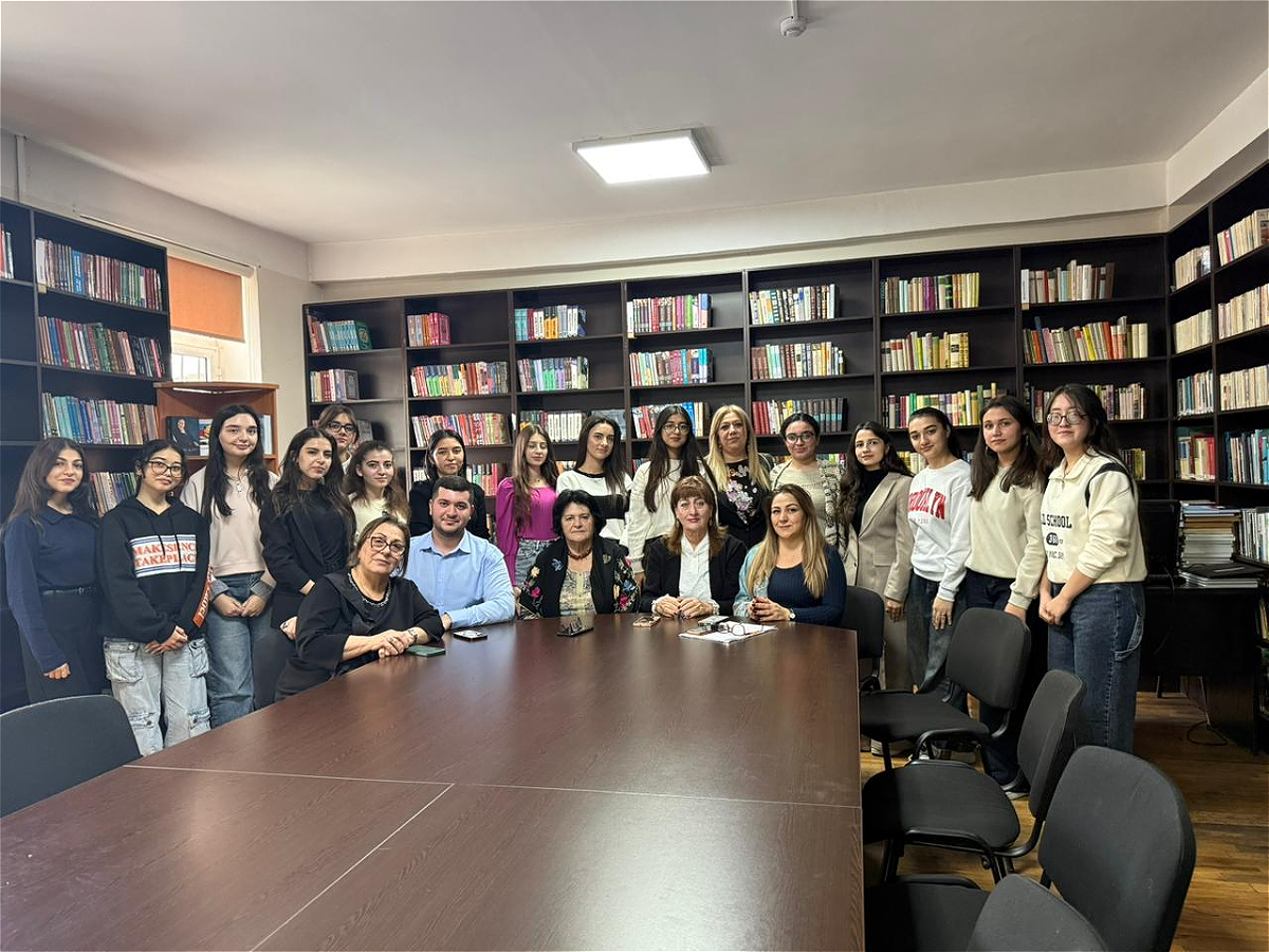 В АУЯ проведён круглый стол на тему «Каждой девочке — школу»