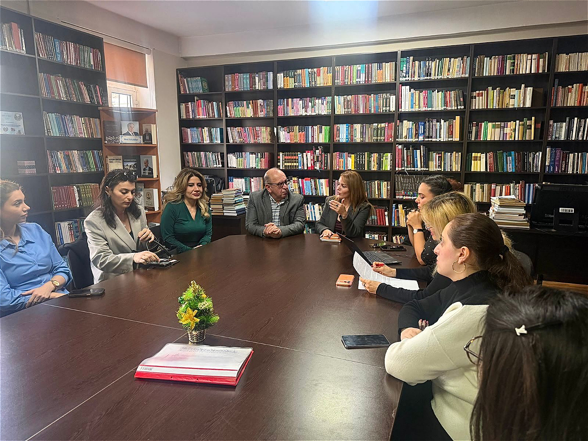 Round Table on Poetic Translation Held at AUL