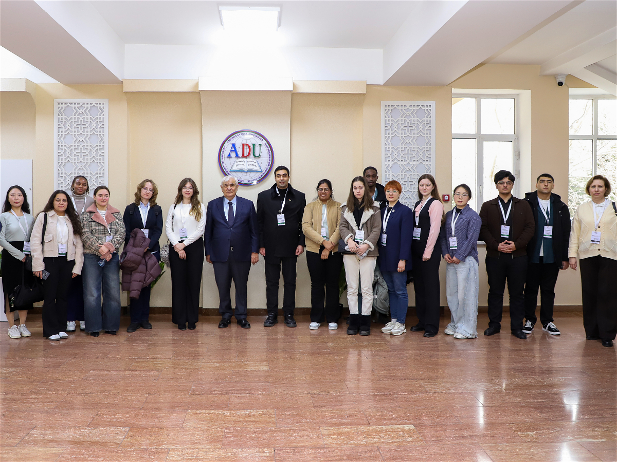 Beynəlxalq Multikulturalizm Məktəbinin iştirakçıları akademik Kamal Abdulla ilə görüşüblər 