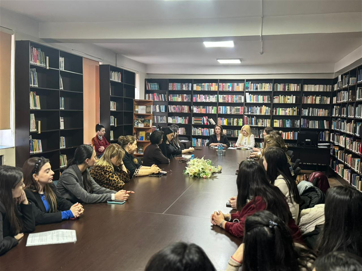 Xarici dil müəllimliyi üzrə əmək bazarı müzakirə olunub