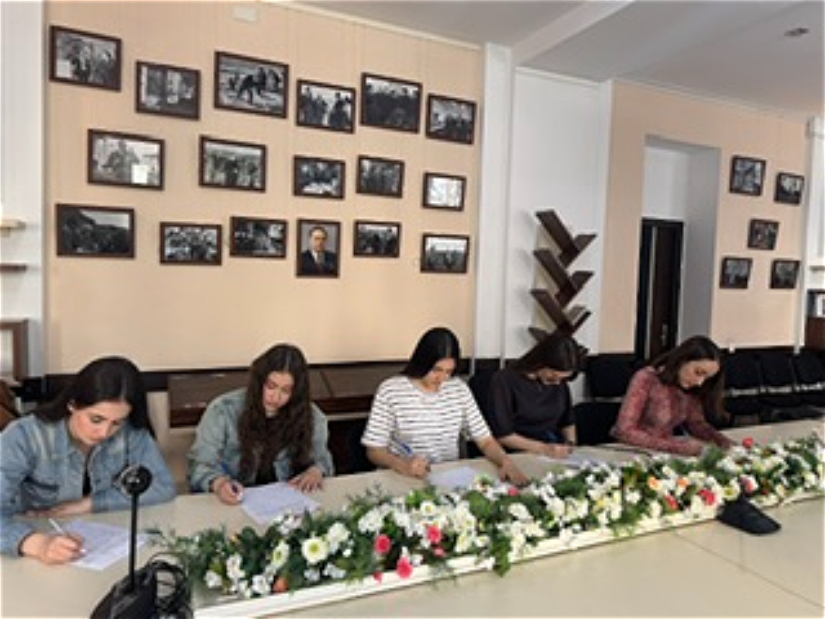В АУЯ проведён конкурс сочинений, посвящённый 103-летию Гейдара Алиева