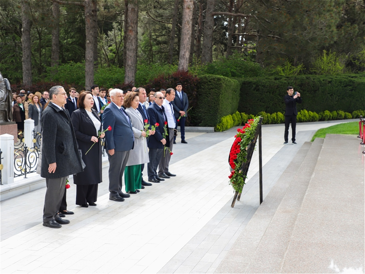 The staff of AUL visited the grave of National Leader Heydar Aliyev