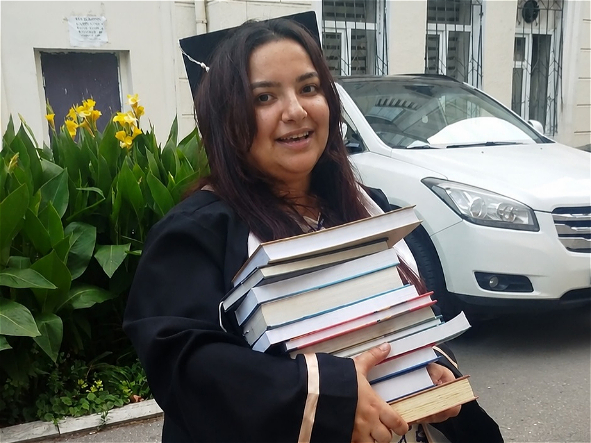 В АУЯ в честь Дня выпускника выпускникам были подарены книги