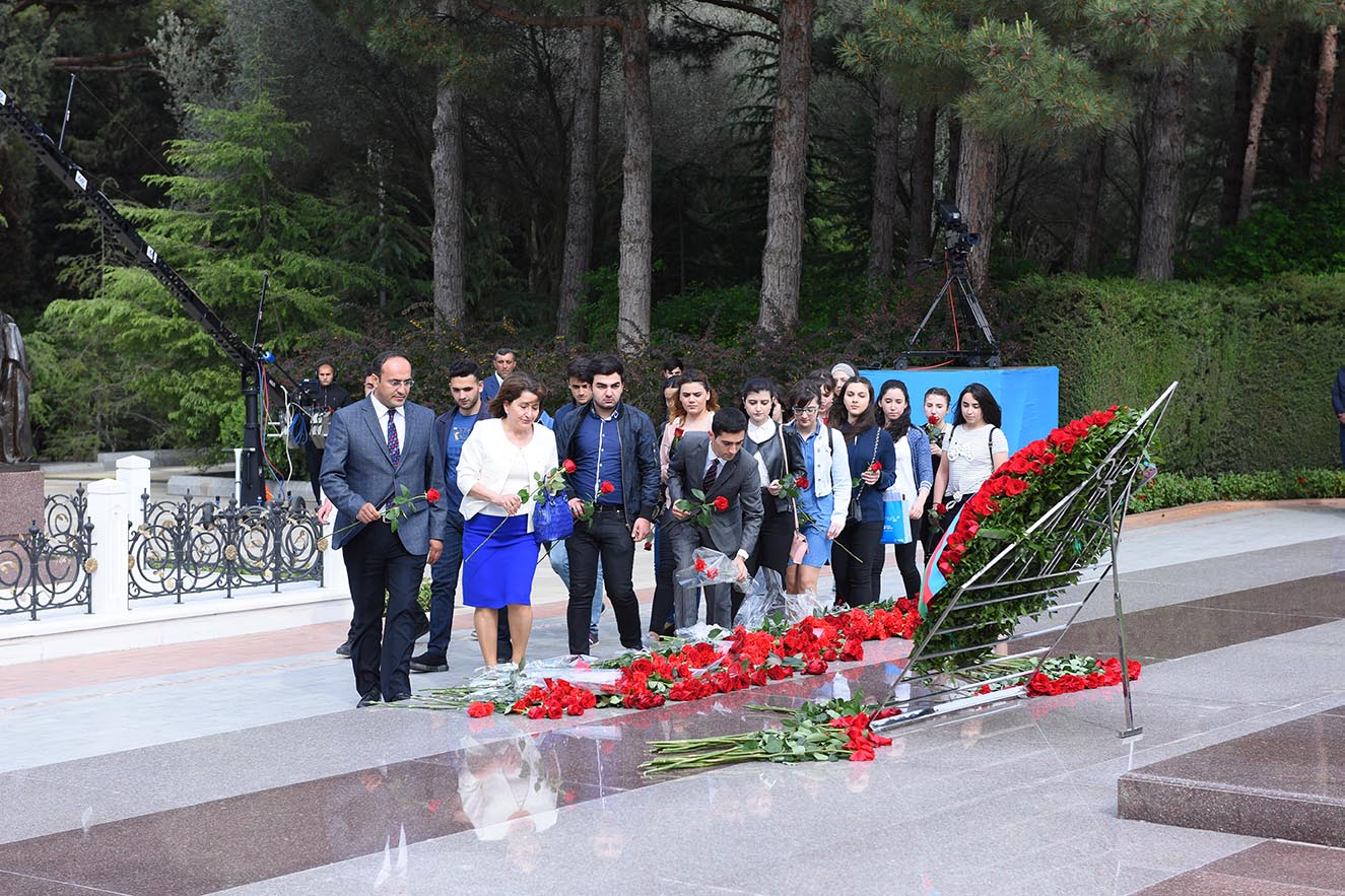 The Academic Staff and Students of Azerbaijan University of Languages Paid a Visit to the Tomb of Heydar Aliyev