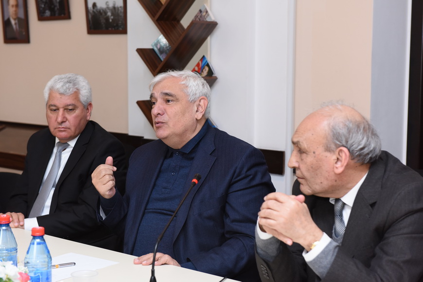 В АУЯ прошел круглый стол на тему «Литературно-художественные истоки азербайджанского мультикультурализма»