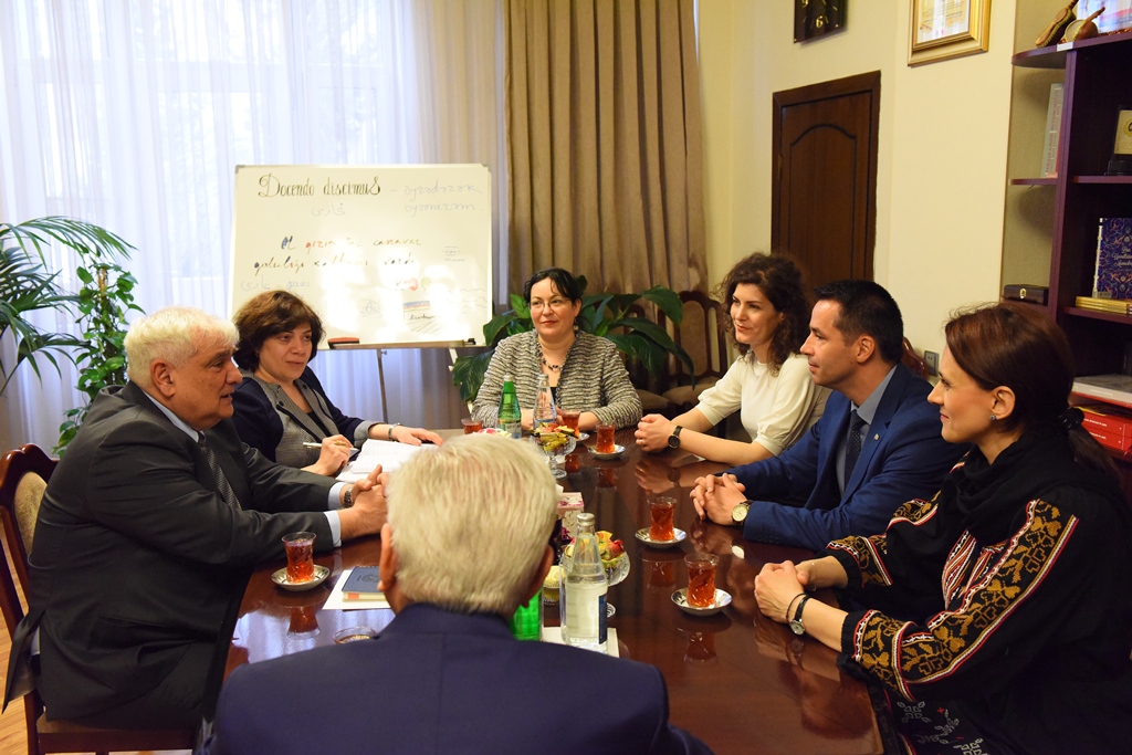 ADU-nun rektoru Rumıniyanın Piteşti Universitetinin nümayəndələri ilə görüşüb