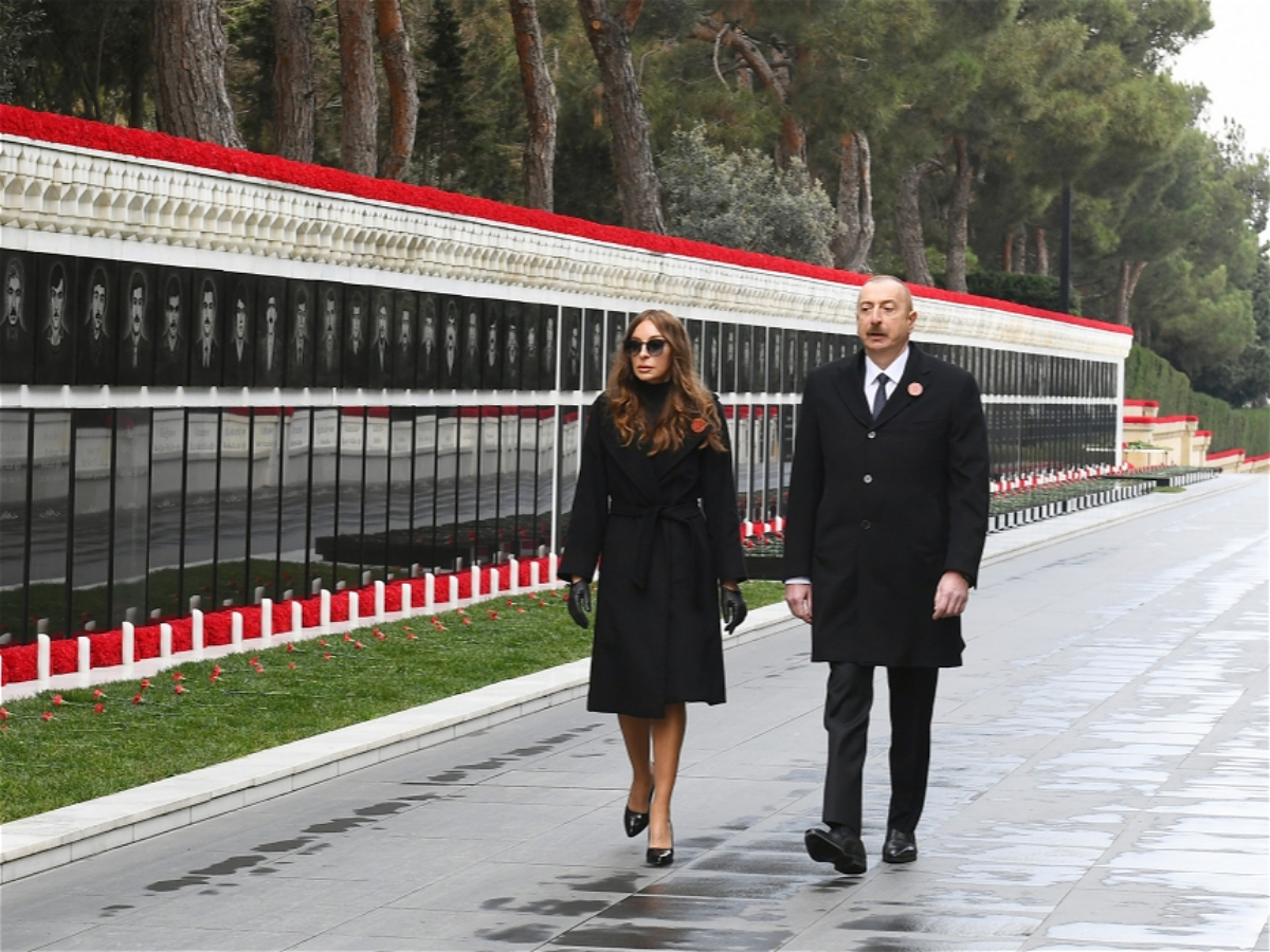 Президент Ильхам Алиев и первая леди Мехрибан Алиева посетили Шехидляр хиябаны по случаю 31-й годовщины кровавой трагедии 20 Января 