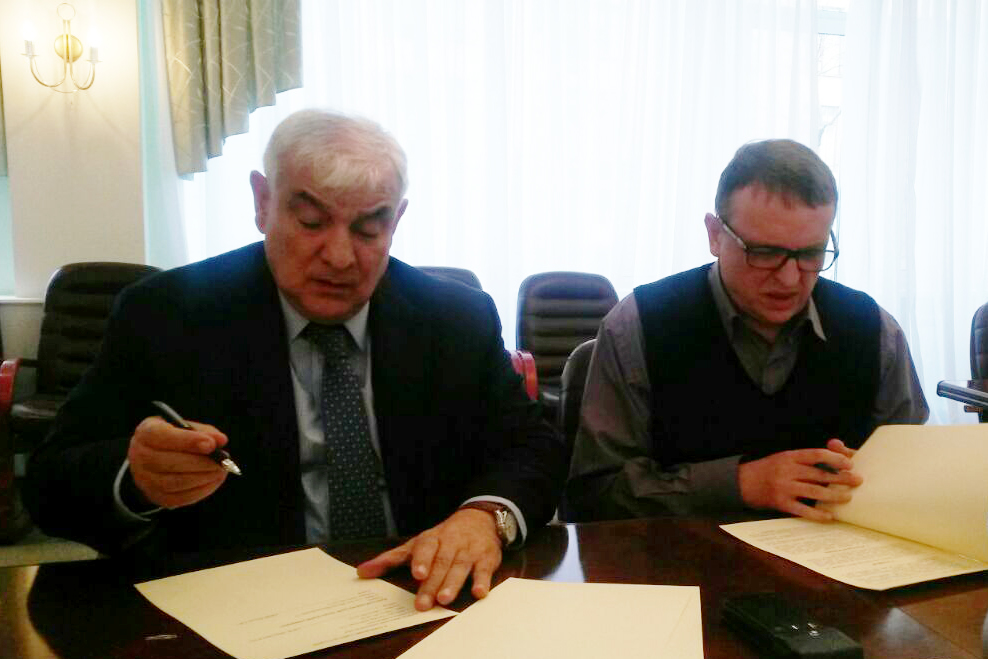 Между AУЯ и Киевским Национальным Лингвистическим университетом был подписан договор