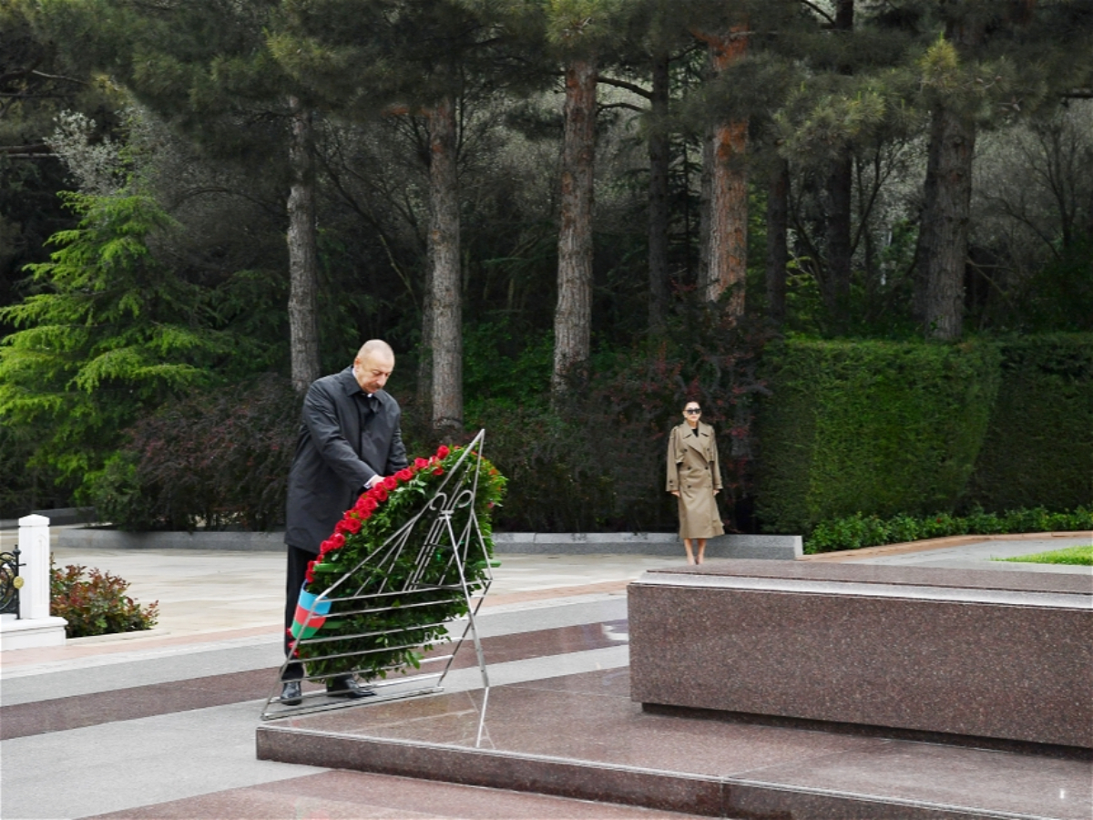 President Ilham Aliyev and first lady Mehriban Aliyeva visited tomb of national leader Heydar Aliyev  