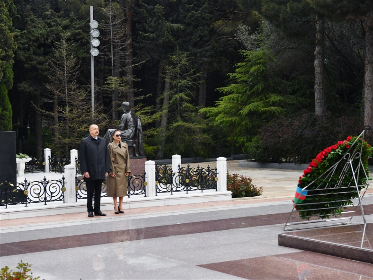 Президент Ильхам Алиев и первая леди Мехрибан Алиева посетили могилу великого лидера Гейдара Алиева 