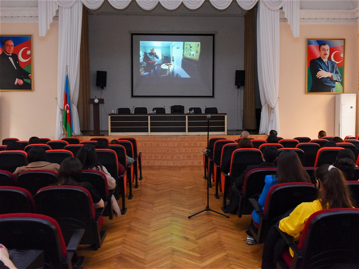 В АУЯ показали документальный фильм Вагифа Мустафаева «Снимаю свое горе»