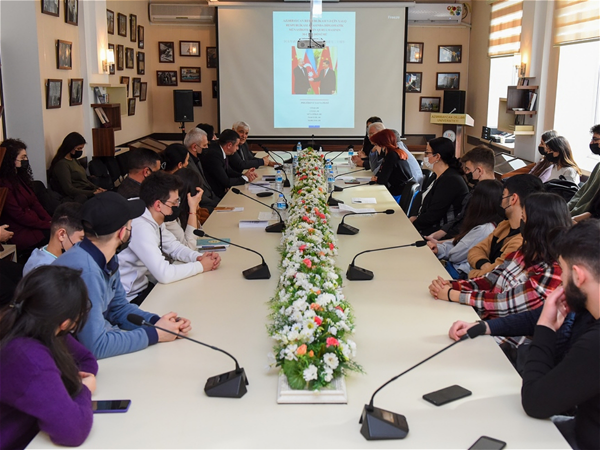В Университете языков прошла презентация книги, посвященной 30-летию установления дипломатических отношений между Азербайджаном и Китаем