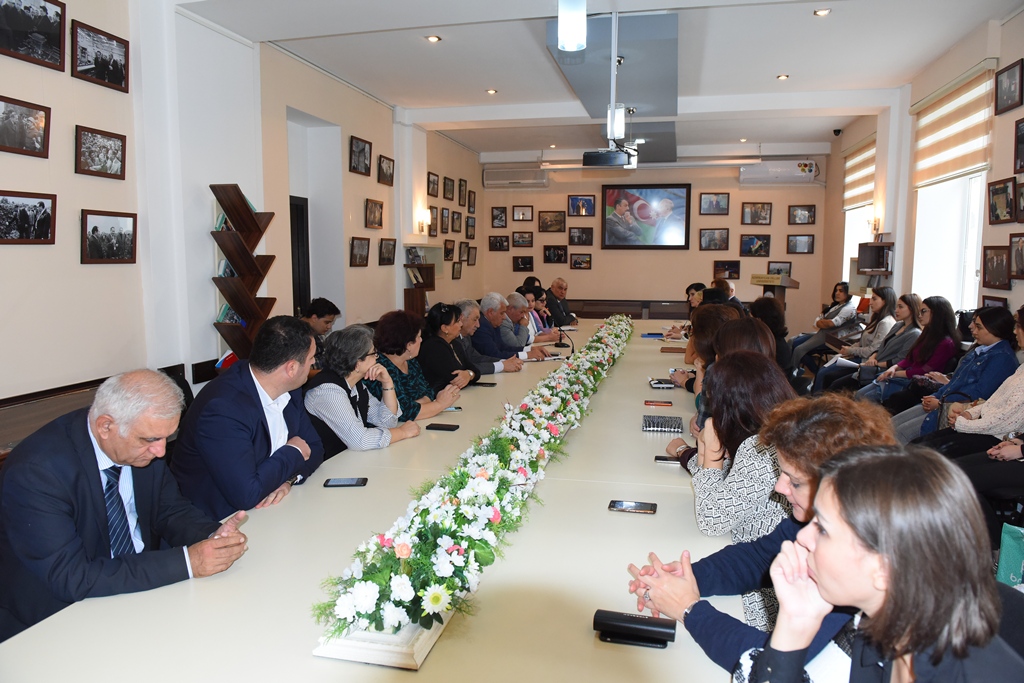 В АУЯ состоялся круглый стол –«Литература и пресса в период Азербайджанской Демократической Республики»