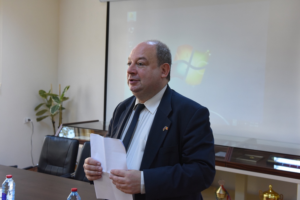 Посол Бельгии в Азербайджане прочитал лекцию в АУЯ