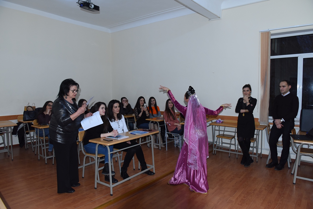В АУЯ состоялась презентация на тему «Роль искусства в обучении иностранному языку»