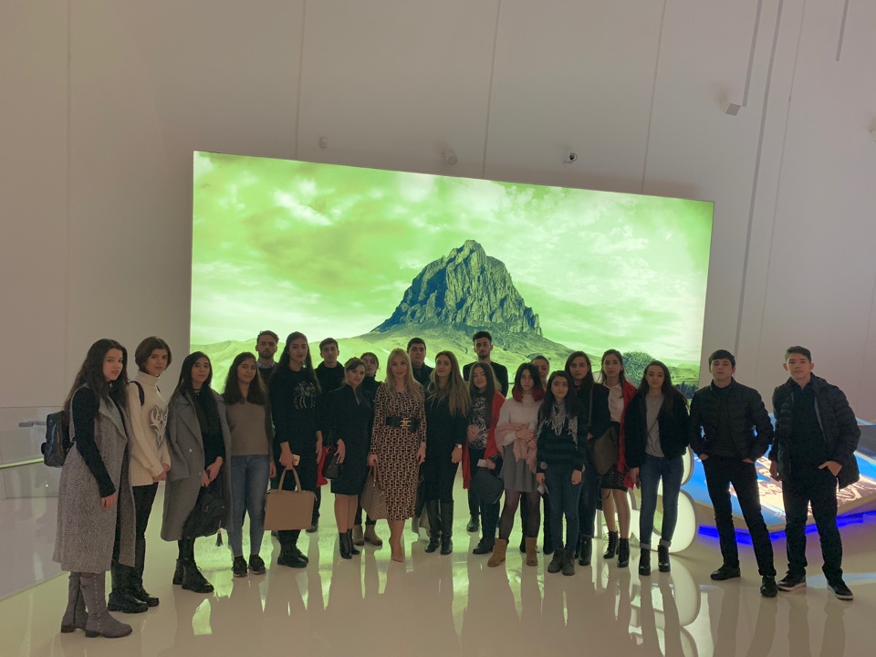 Преподаватели кафедры иностранных языков провели экскурсию для студентов в Центр Гейдара Алиева