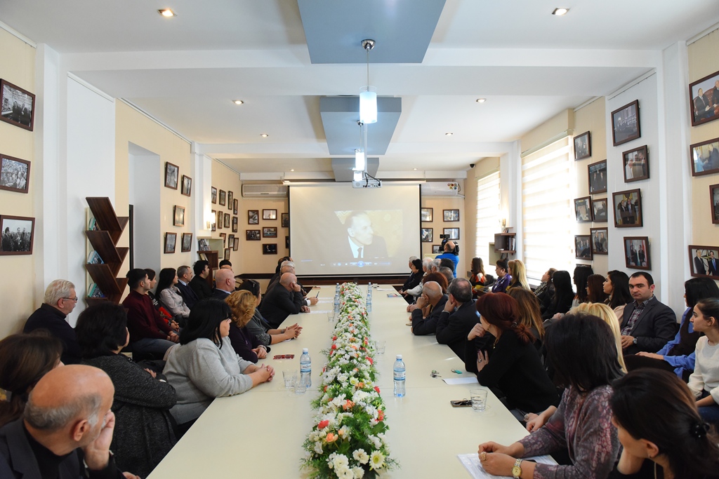 В АУЯ состоялся круглый стол на тему «20 января и независимость Азербайджана»