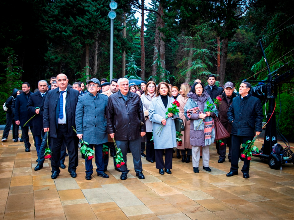 Сотрудники АУЯ посетили могилу Общенационального лидера Гейдара Алиева