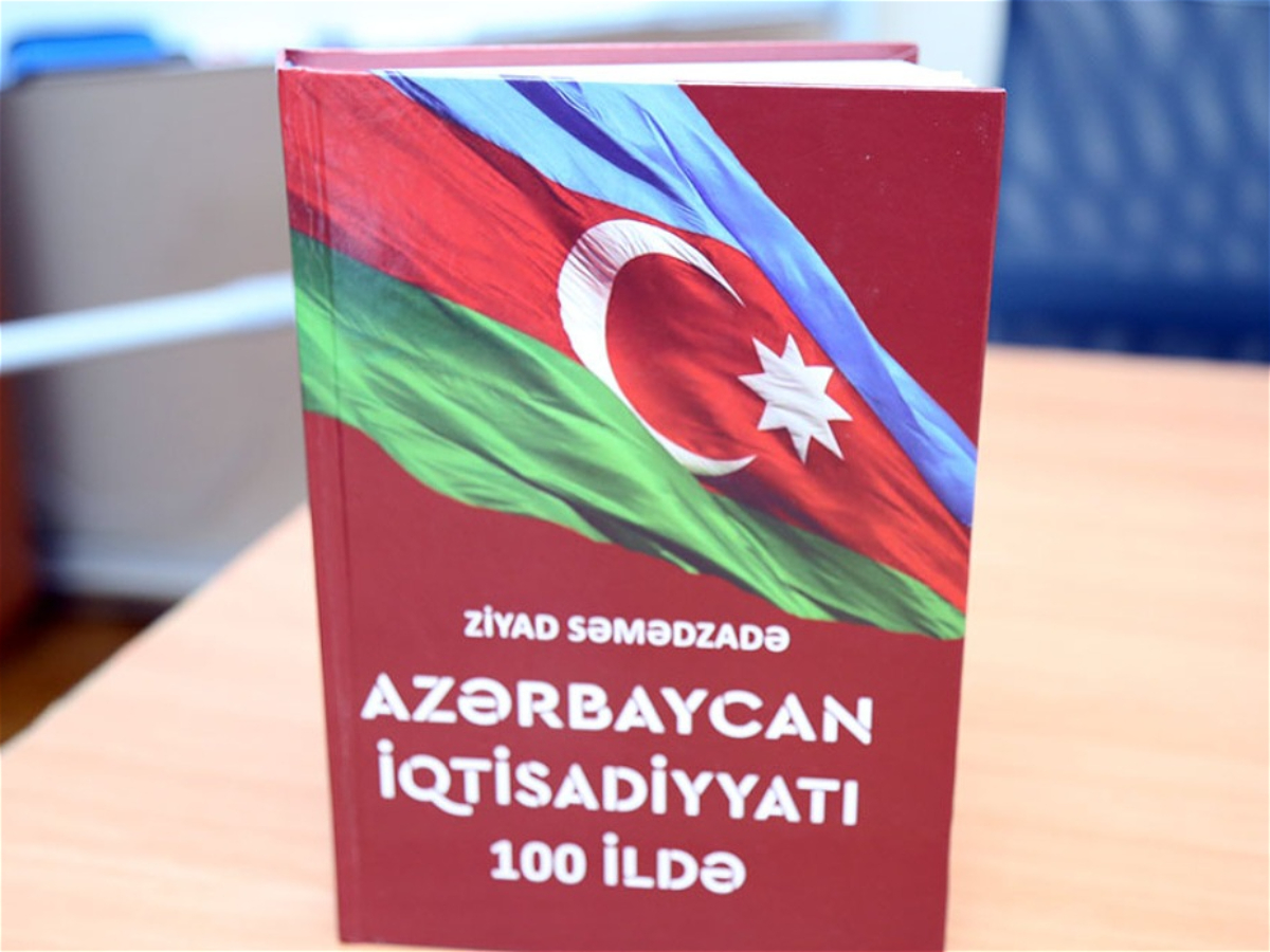 Ziyad Səmədzadə "Azərbaycan iqtisadiyyatı 100 ildə" beşcildliyini ADU-ya hədiyyə edib