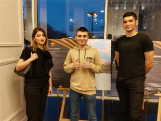 Сотрудники Центра россиеведения и студенты на выставке