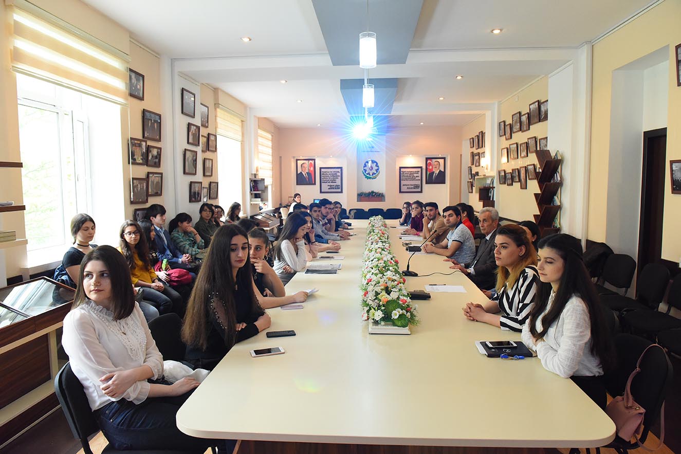 В АУЯ состоялся круглый стол на тему «Гейдар Алиев и азербайджанская молодежь»