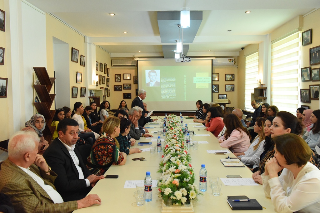 В АУЯ состоялся круглый стол, посвященный обсуждению книги Шахина Халилли «Джеймс Олдридж и Азербайджан»