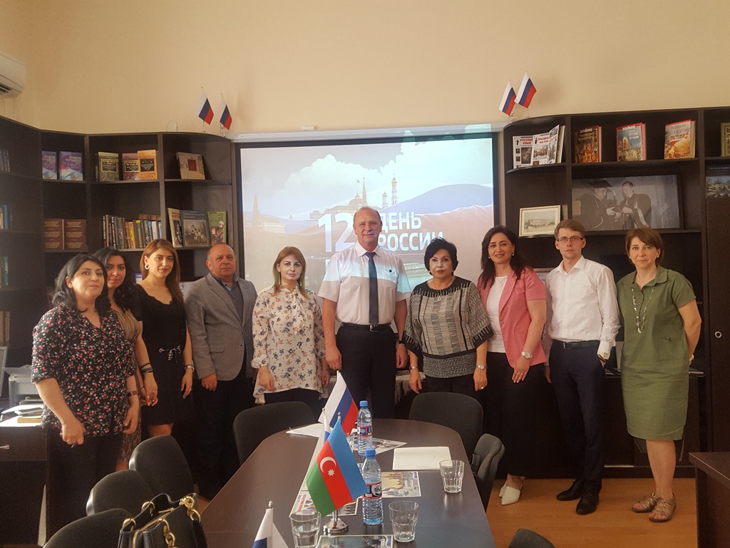 В Азербайджанском университете языков состоялcя круглый стол на тему «12 июня – День России».