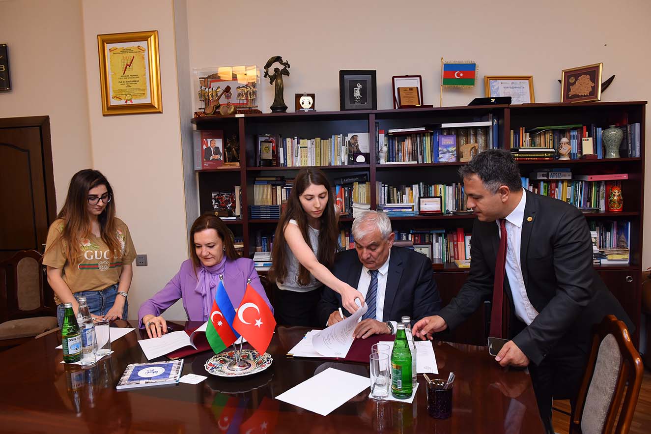 Подписан протокол о сотрудничестве между АУЯ и Университетом Докуз Эйлюль