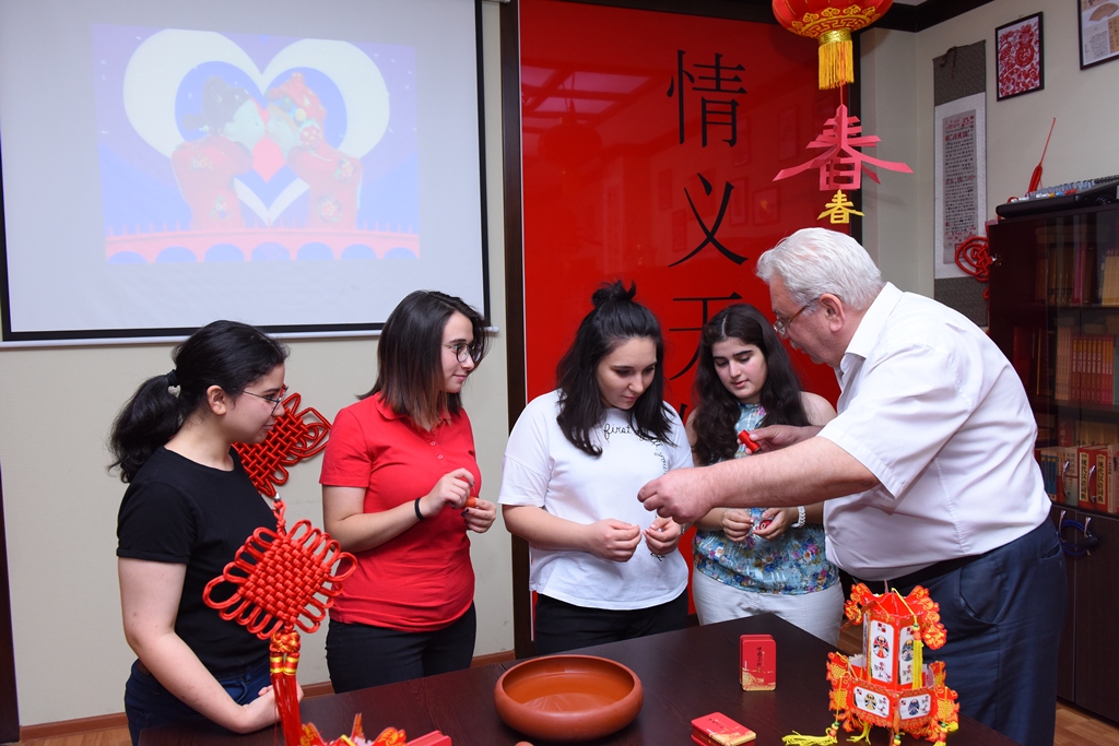 В Университете языков отметили китайский День влюбленных